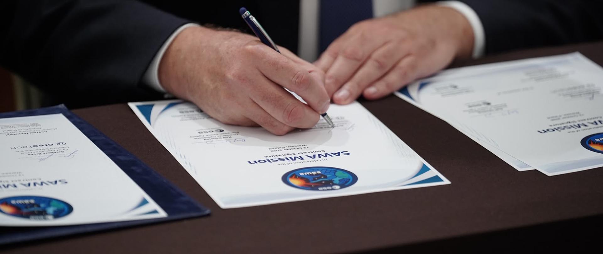 Uroczystość podpisania umowy dotyczącej misji SAWA
