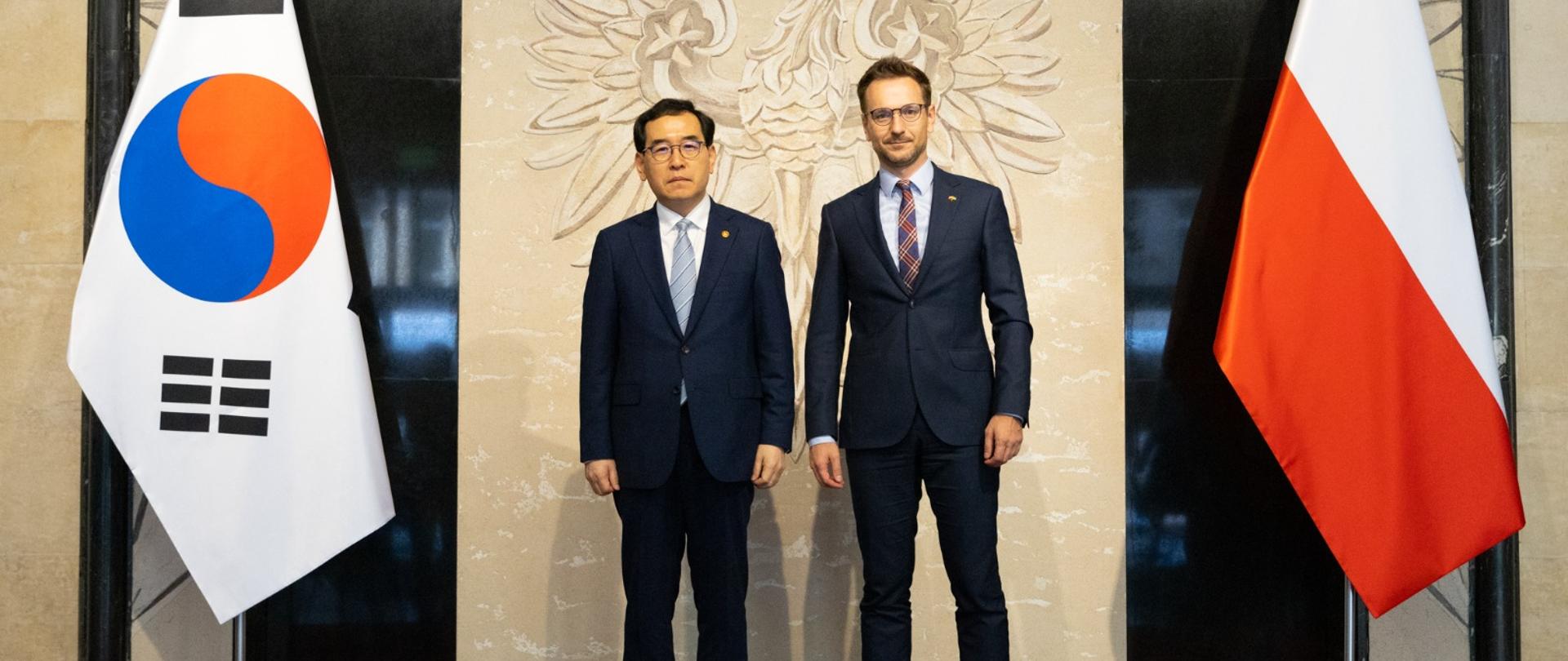 spotkaniu z ministrem handlu, przemysłu i energii Korei Lee Chang-Yang.