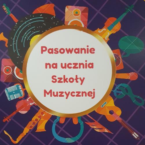 fioletowe tło w kratę, na środku w białym kole tekst: Pasowanie na ucznia Szkoły Muzycznej. Na obręczy koła namalowane instrumenty muzyczne, klucze muzyczne, nuty, mikrofon, słuchawki.