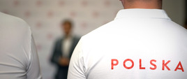 Koszulka z napisem Polska, na tle minister