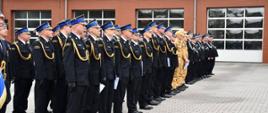 Pododdział strażaków PSP i OSP podczas uroczystych obchodów dnia strażaka. 