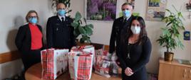 Na zdjęciu widoczny Komendant Miejski PSP w Siemianowicach Śląskich wraz z Zastępcą przekazujący paczki świąteczne