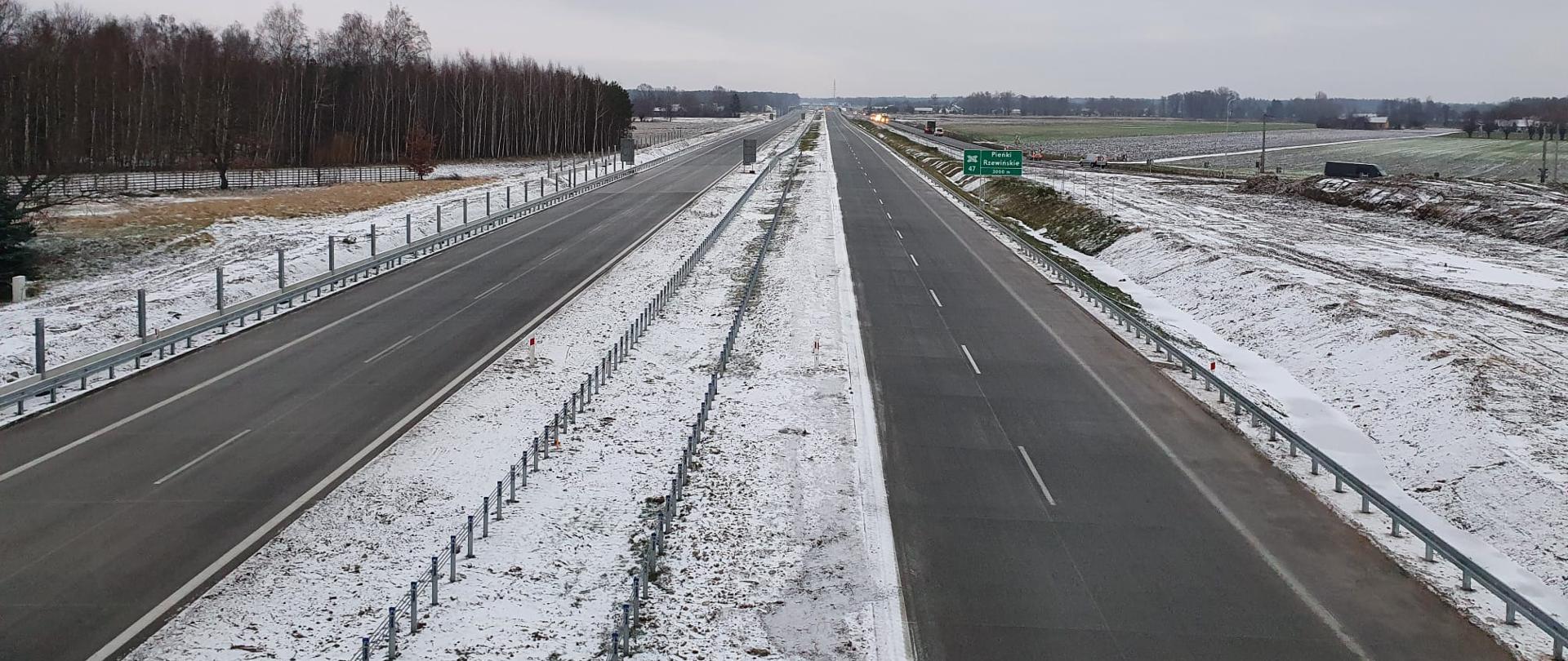 Droga ekspresowa po dwa pasy w obu kierunkach. Na poboczach i pasie rozdziału widoczny śnieg.