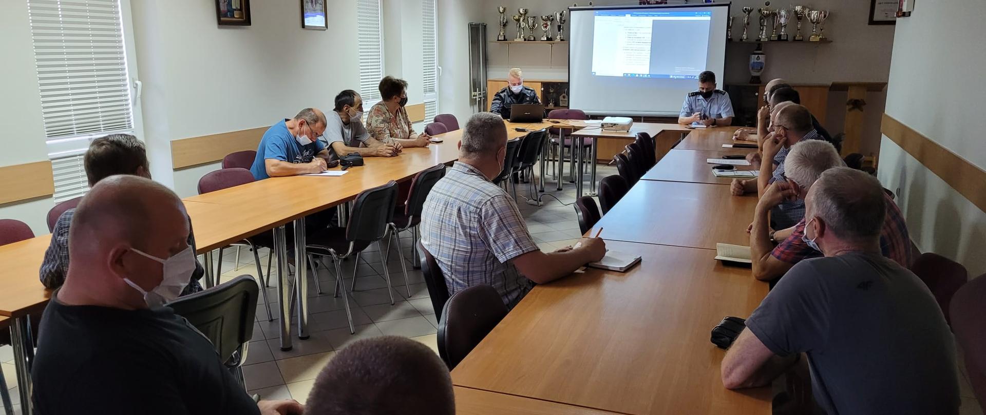 Na zdjęciu funkcjonariusze PSP oraz przedstawiciele Urzędów Gmin i Ochotniczych Straży Pożarnych