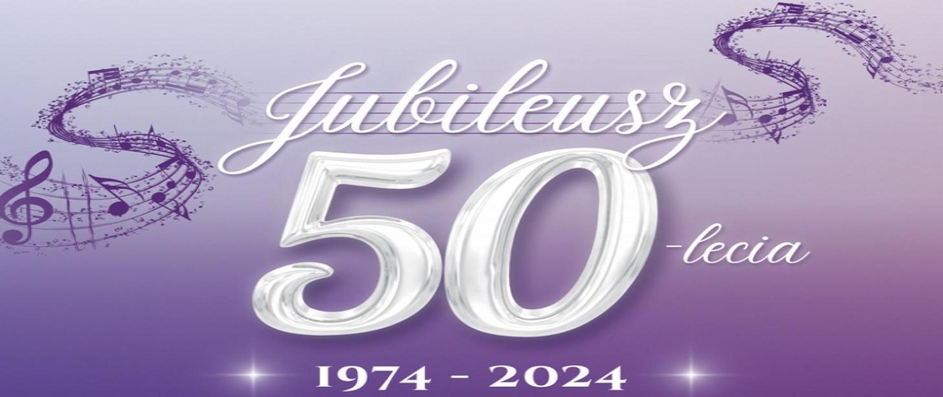 Srebrna liczna 50 na pięciolinii, wśród nut na fioletowym tle obwieszcza Jubileusz Szkoły.