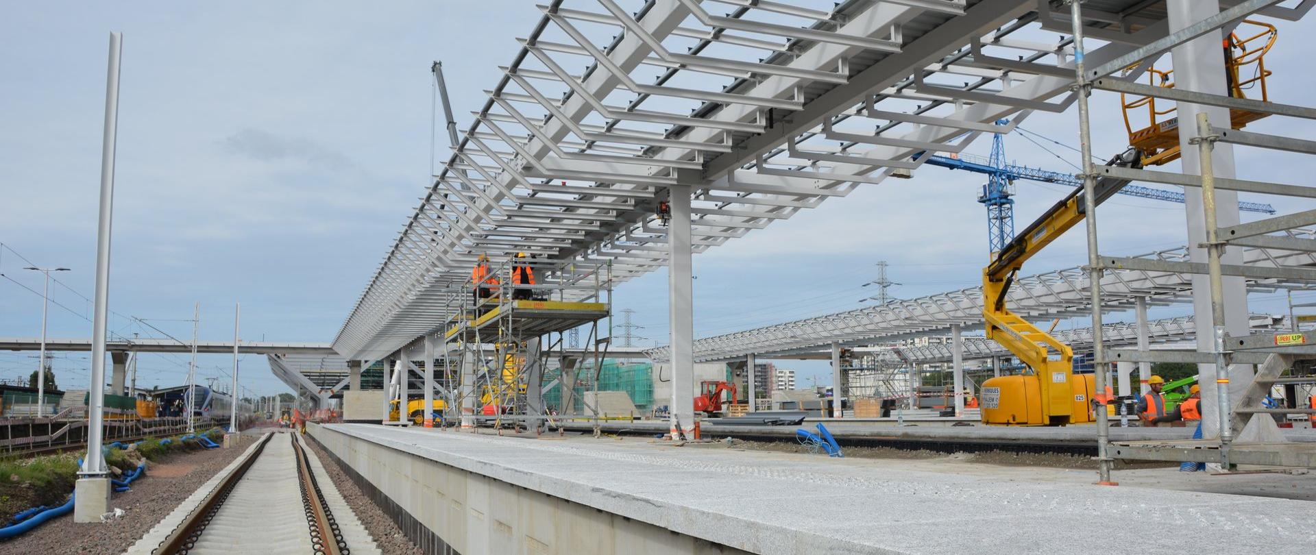 Konstrukcja wiaty na nowo budowanym peronie na stacji Warszawa Zachodnia