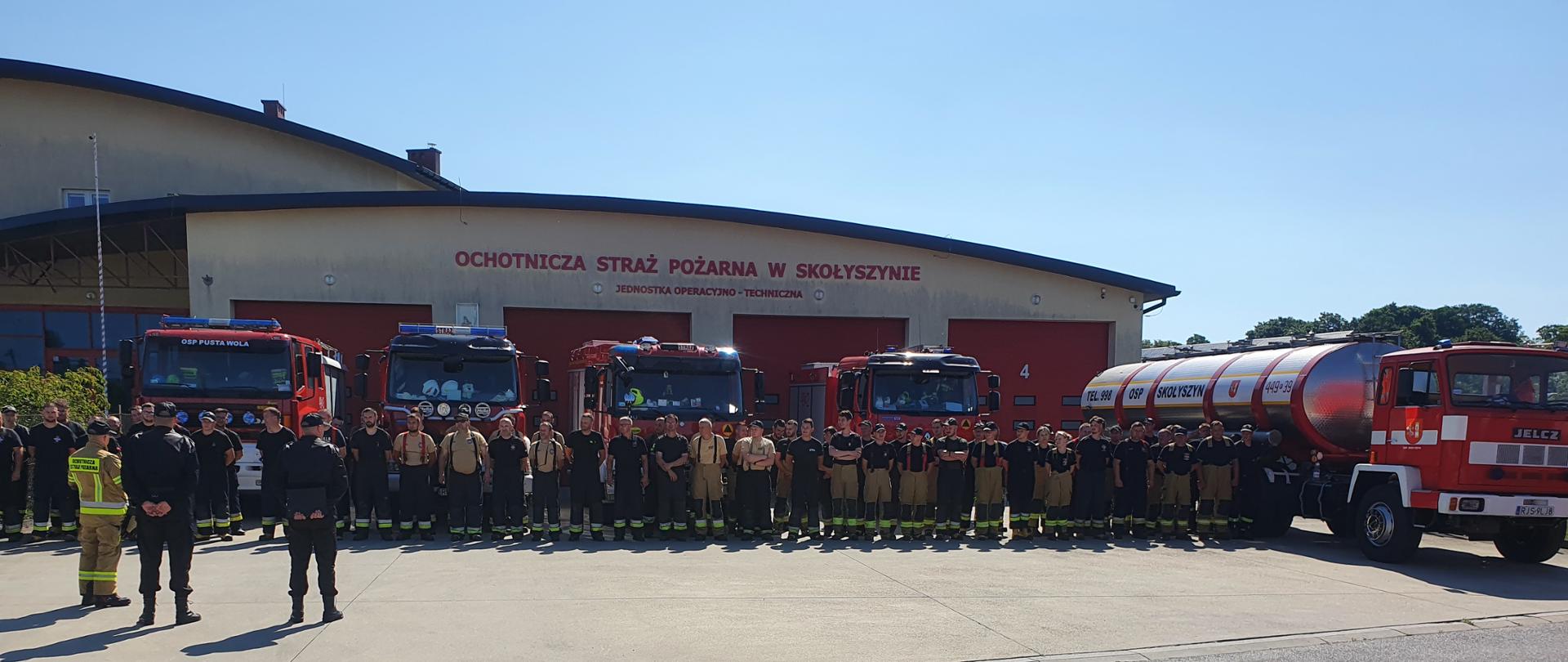 zbiórka strażaków biorących udział w ćwiczeniach przed remizą 