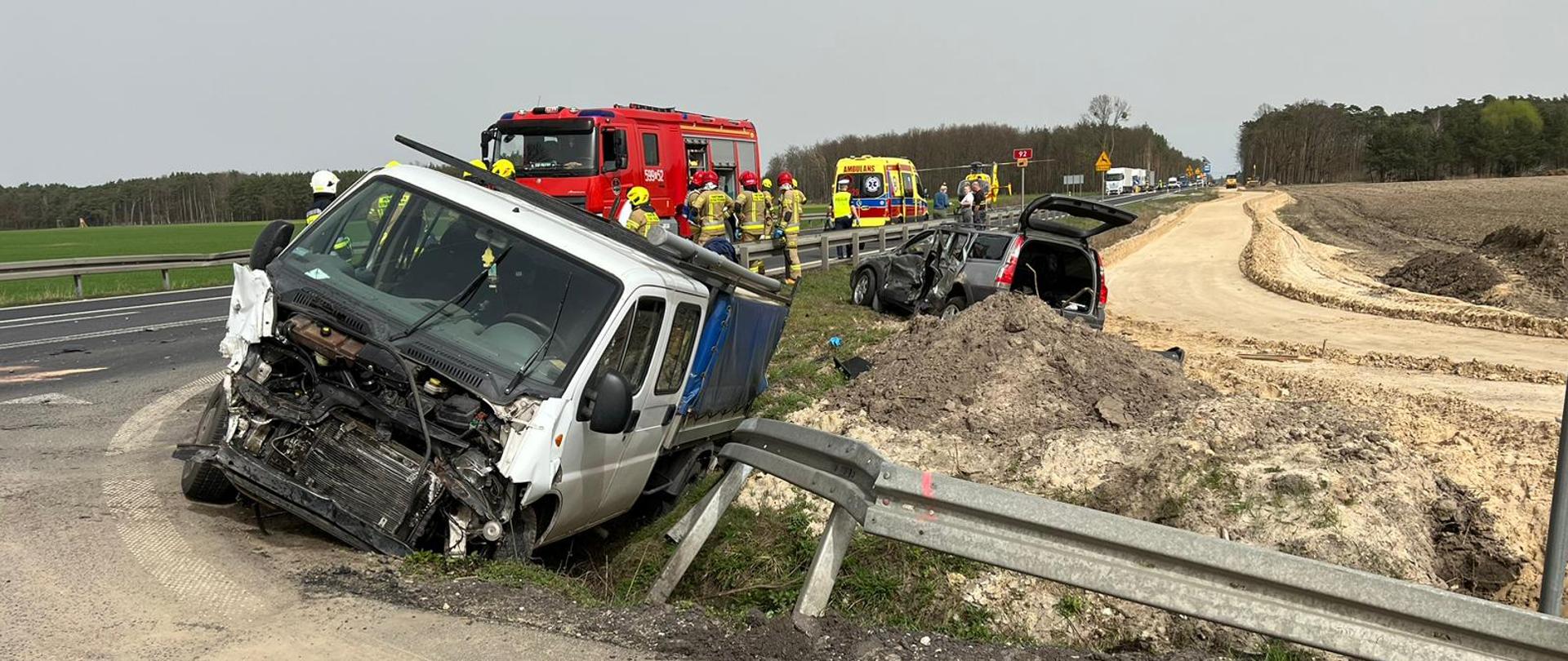 Pojazdy po zderzeniu znajdujące się na poboczu drogi