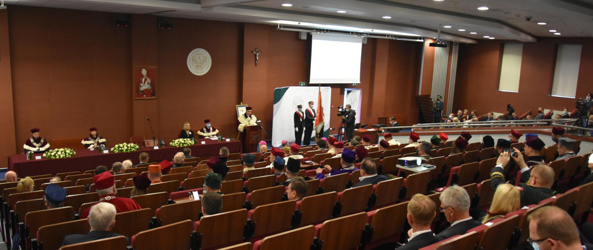 Na zdjęciu przedstawione są osoby podczas inauguracji roku akademickiego UKSW