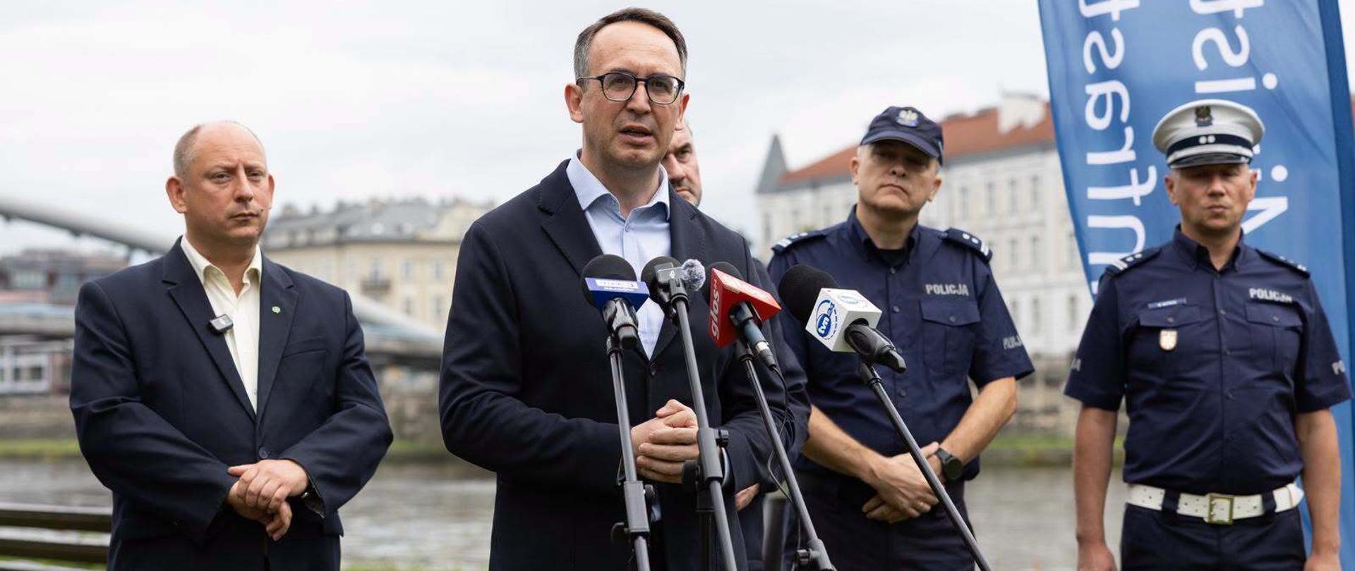 Minister infrastruktury Dariusz Klimczak w trakcie wypowiedzi dla mediów