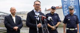 Minister infrastruktury Dariusz Klimczak w trakcie wypowiedzi dla mediów