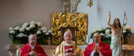 Na zdjęciu widoczni trzej księża podczas odprawiania mszy świętej w Kościele Matki Bożej Nieustającej Pomocy w Gorlicach z okazji Dnia Strażaka 2023.