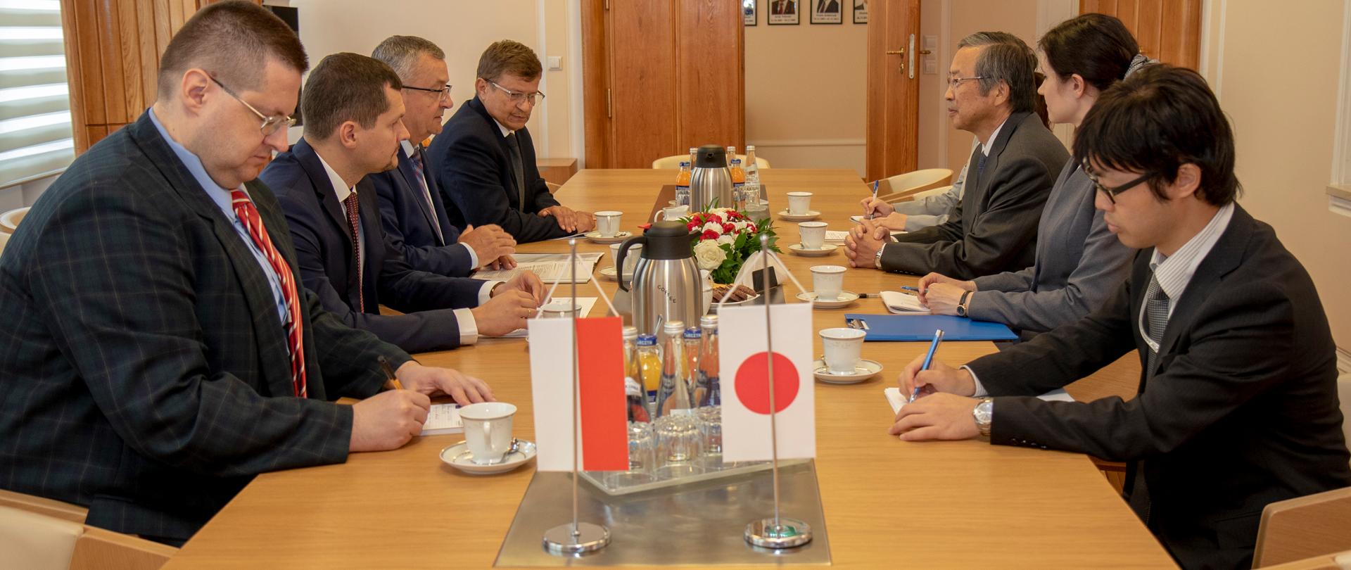 Minister Andrzej Adamczyk i ambasador Japonii Tsukasa Kawada rozmawiają o współpracy