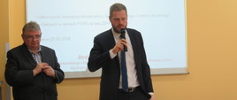 Wiceminister zdrowia Janusz Cieszyński przemawia podczas konferencji w Świętokrzyskim Centrum Kardiologii w Kielcach.