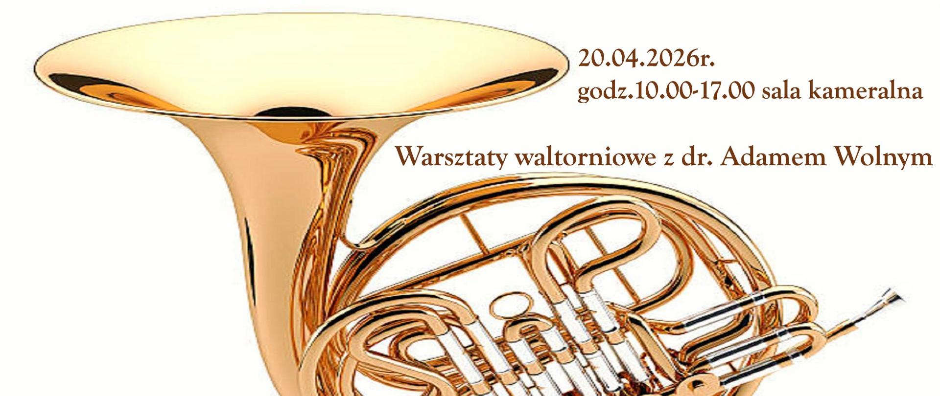 Plakat przedstawiający złotą waltornię oraz informacje o warsztatach waltorniowych z dr. Adamem Wolnym, które odbędą się 20 kwietnia 2026 roku w godzinach 10:00–17:00 w sali kameralnej