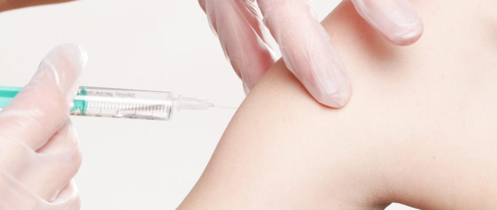 Zdjęcie przedstawia szczepienie w ramię