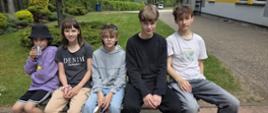Zdjęcie wykonane w czasie obozu muzycznego. Na zdjęciu uczniowie, którzy grają w piłkarzyki.