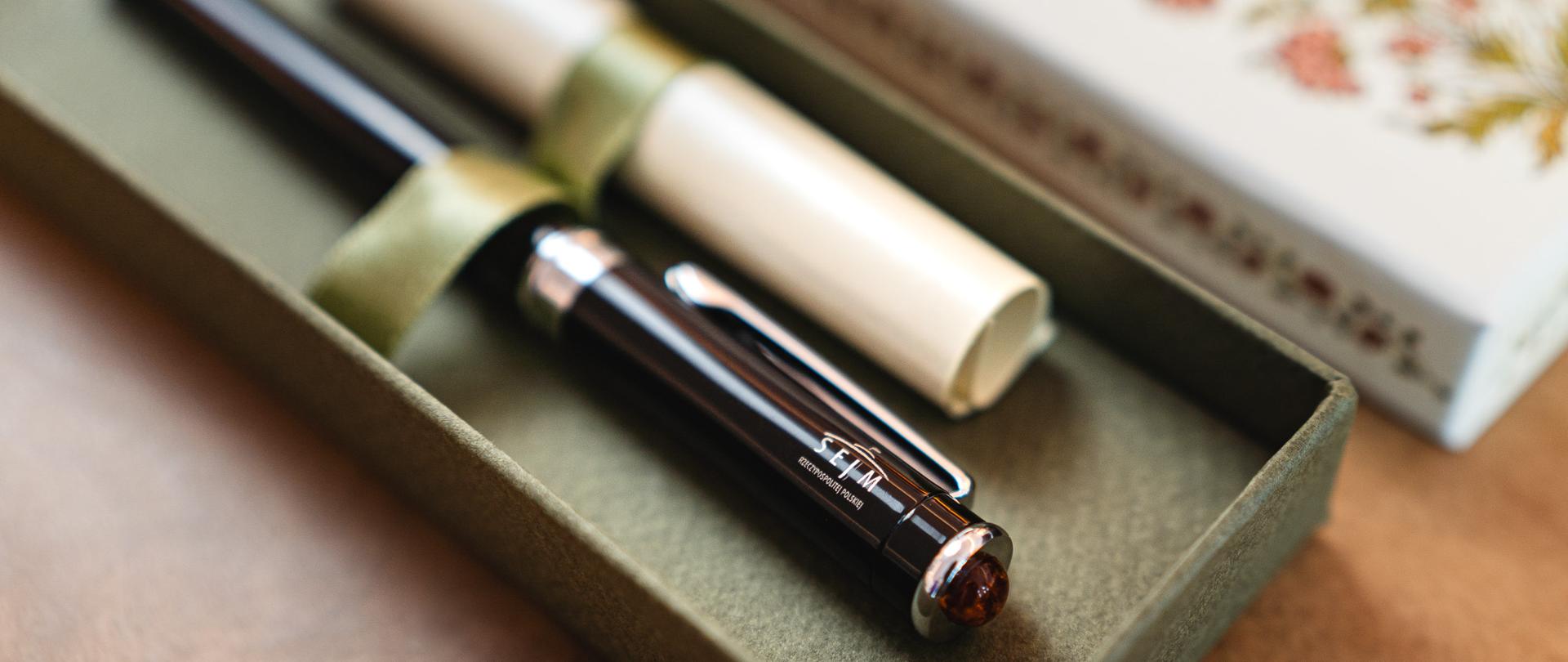 Pióro, którym Ministra Funduszy i Polityki Regionalnej podpisała wniosek o płatność na 6,9 mld euro z KPO