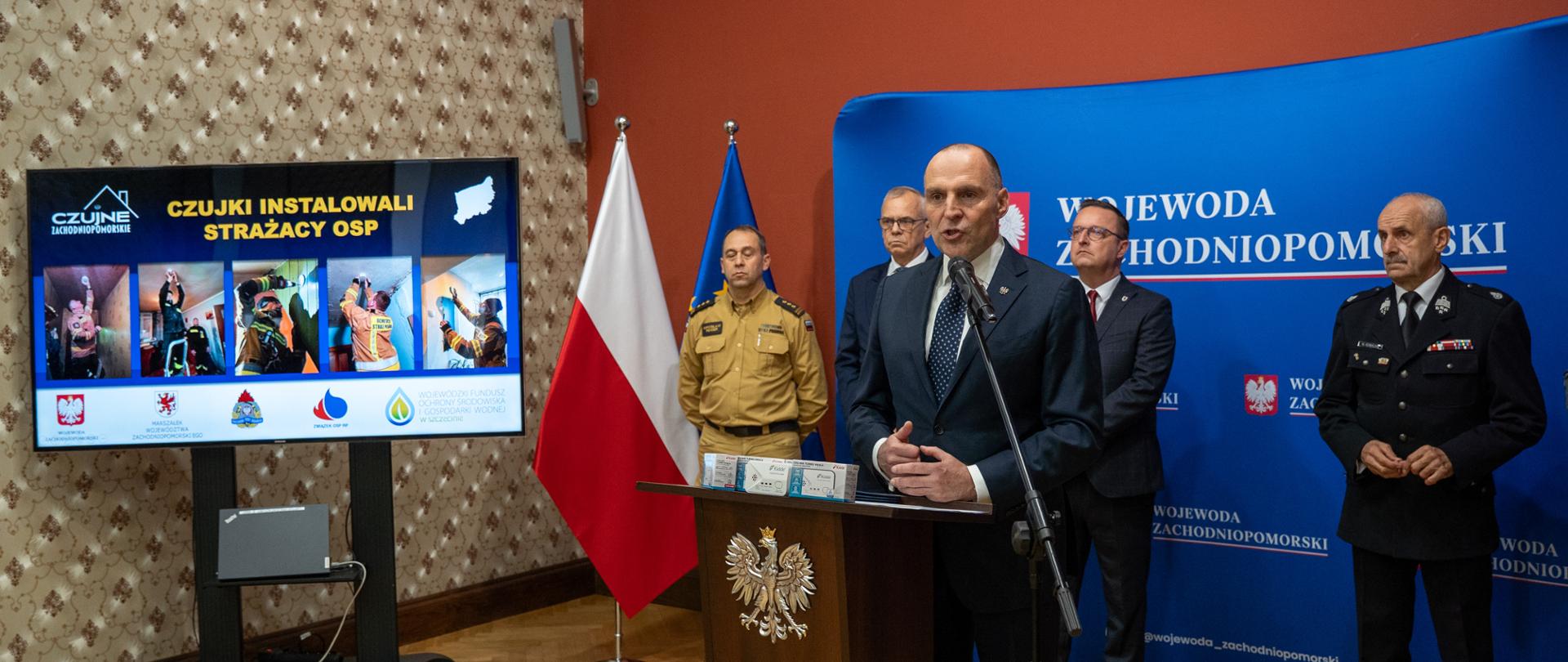 wojewoda i uczestnicy konferencji 