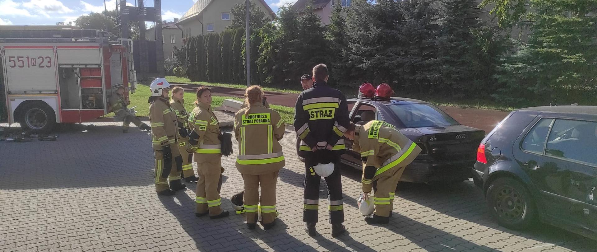 Zdjęcie przedstawia druhów OSP podczas szkolenie podstawowe strażaków ratowników OSP, zajęcia praktyczne z ewakuacji osób poszkodowanych w wypadkach komunikacyjnych