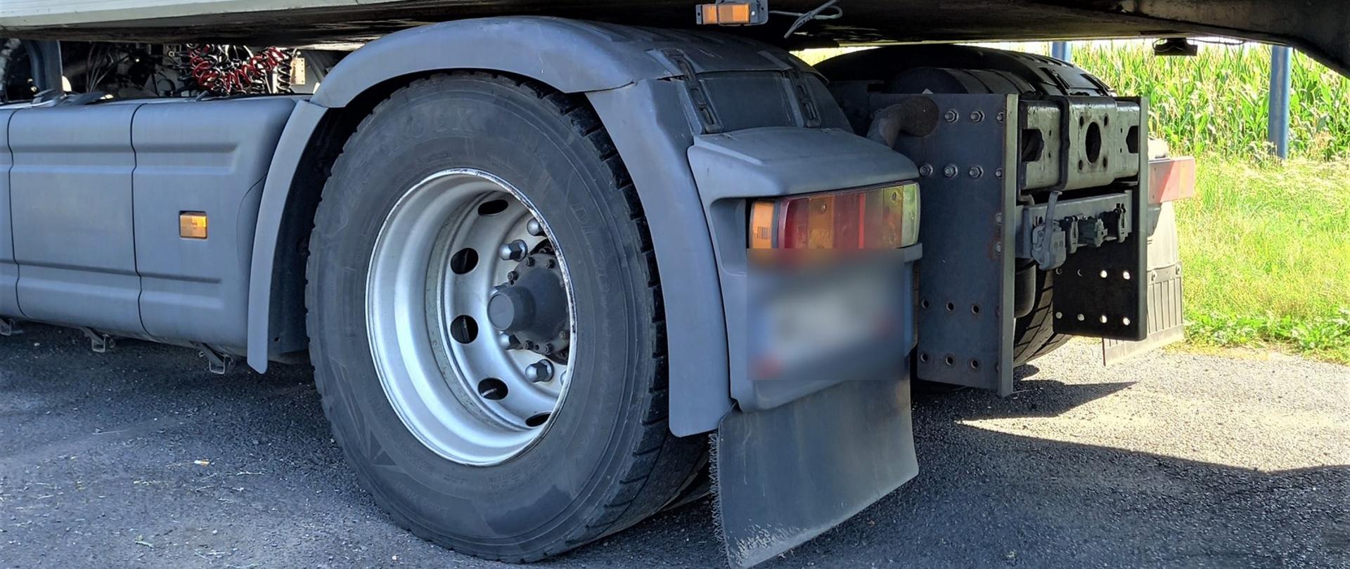 W wyniku zważenia zespołu pojazdów inspektorzy stwierdzili przekroczenie dopuszczalnego nacisku osi napędowej o 2,4 t