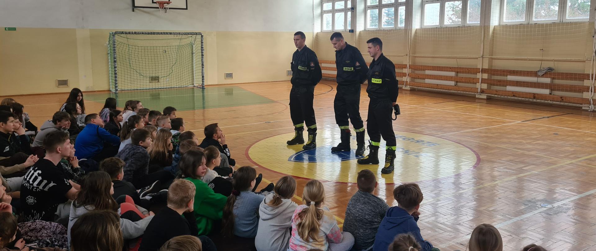 Pogadanka funkcjonariuszy z dziećmi o tematyce bezpiecznych ferii w SP Zegrze Pomorskie