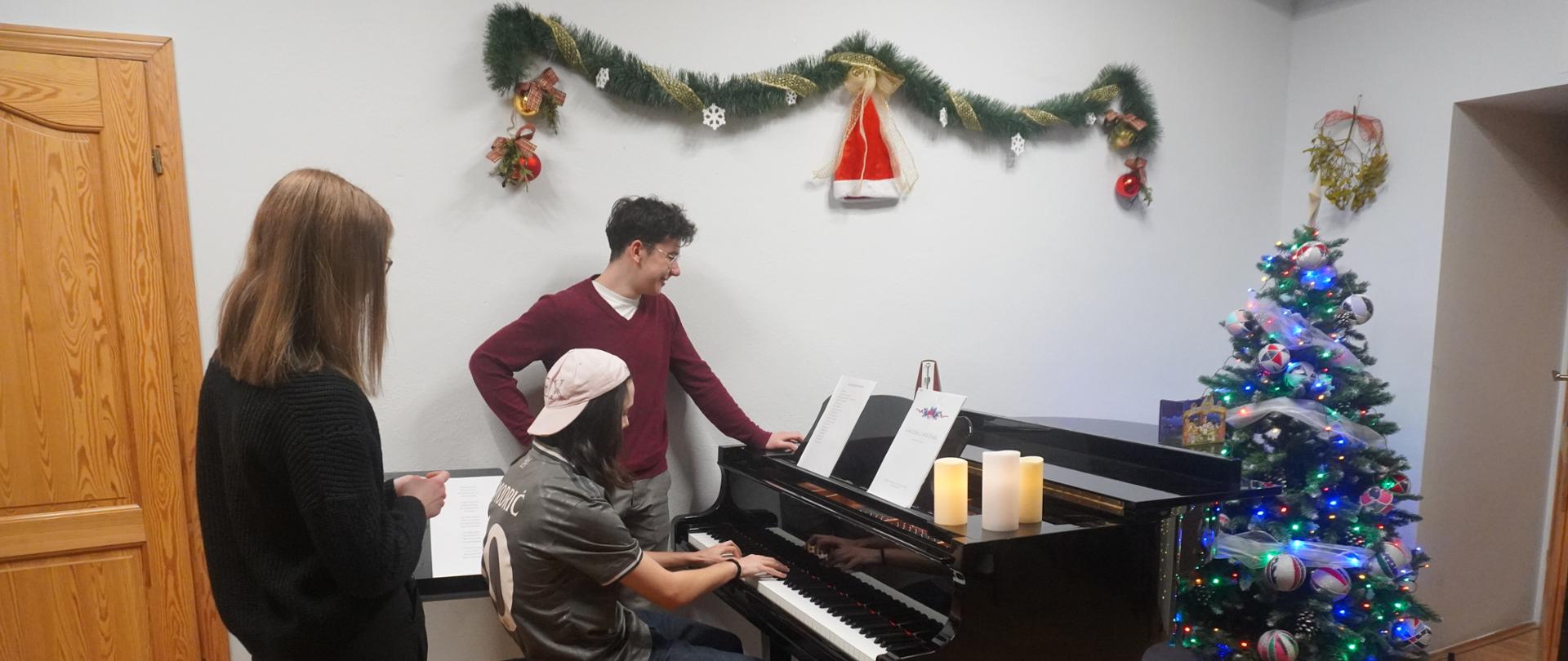 Bursowi artyści - Magda, Michał i Staś przygotowują się do kolędowania