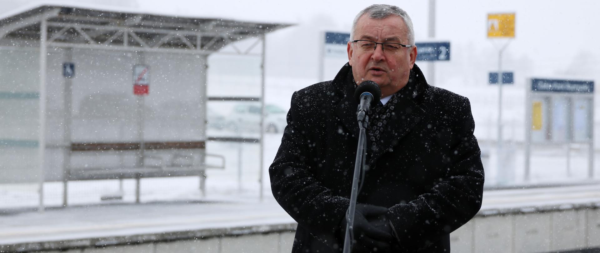 Minister infrastruktury Andrzej Adamczyk na nowo otwartym przystanku kolejowym Zator Park Rozrywki