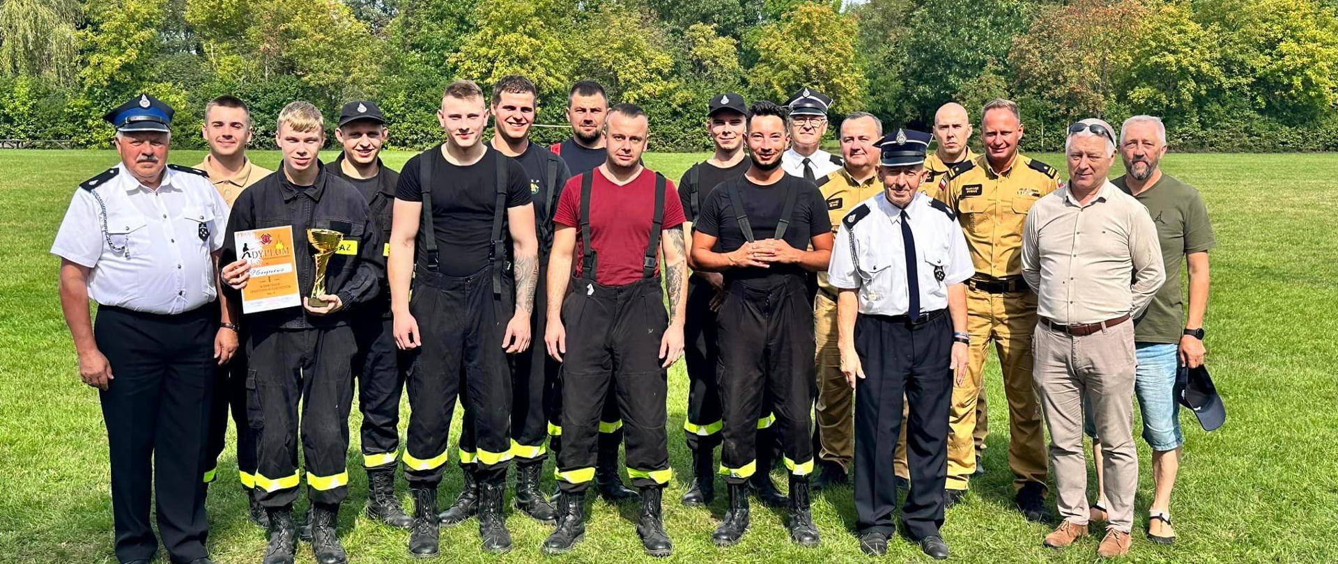 Na zdjęciu znajduje się zwycięska OSP Goryszewo wraz z organizatorami oraz dowództwem KP PSP Mogilno.