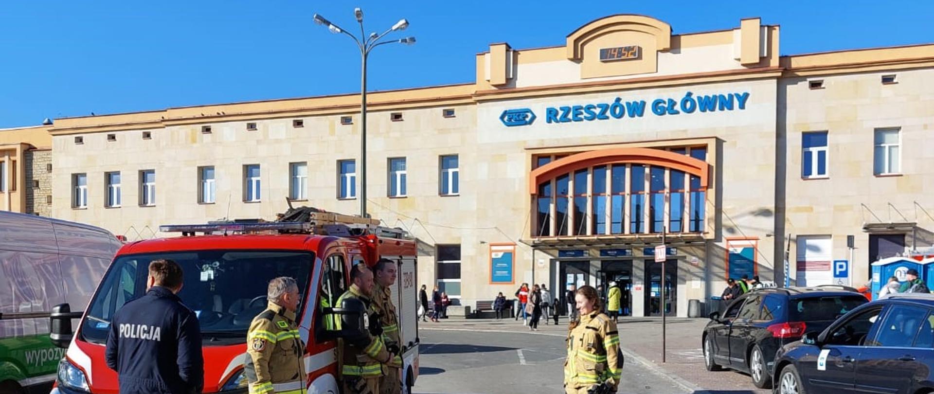 Strażacy przed dworcem kolejowym PKP w Rzeszowie,