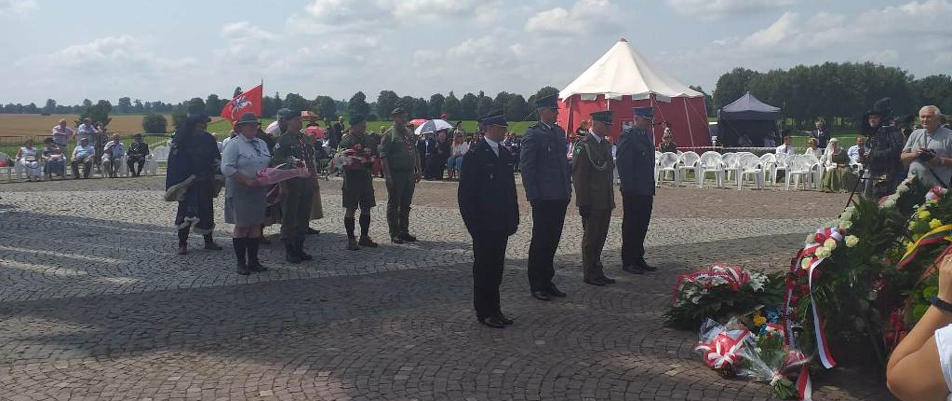 Przedstawiciele służb mundurowych składają kwiaty pod pomnikiem grunwaldzkim