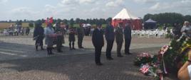 Przedstawiciele służb mundurowych składają kwiaty pod pomnikiem grunwaldzkim