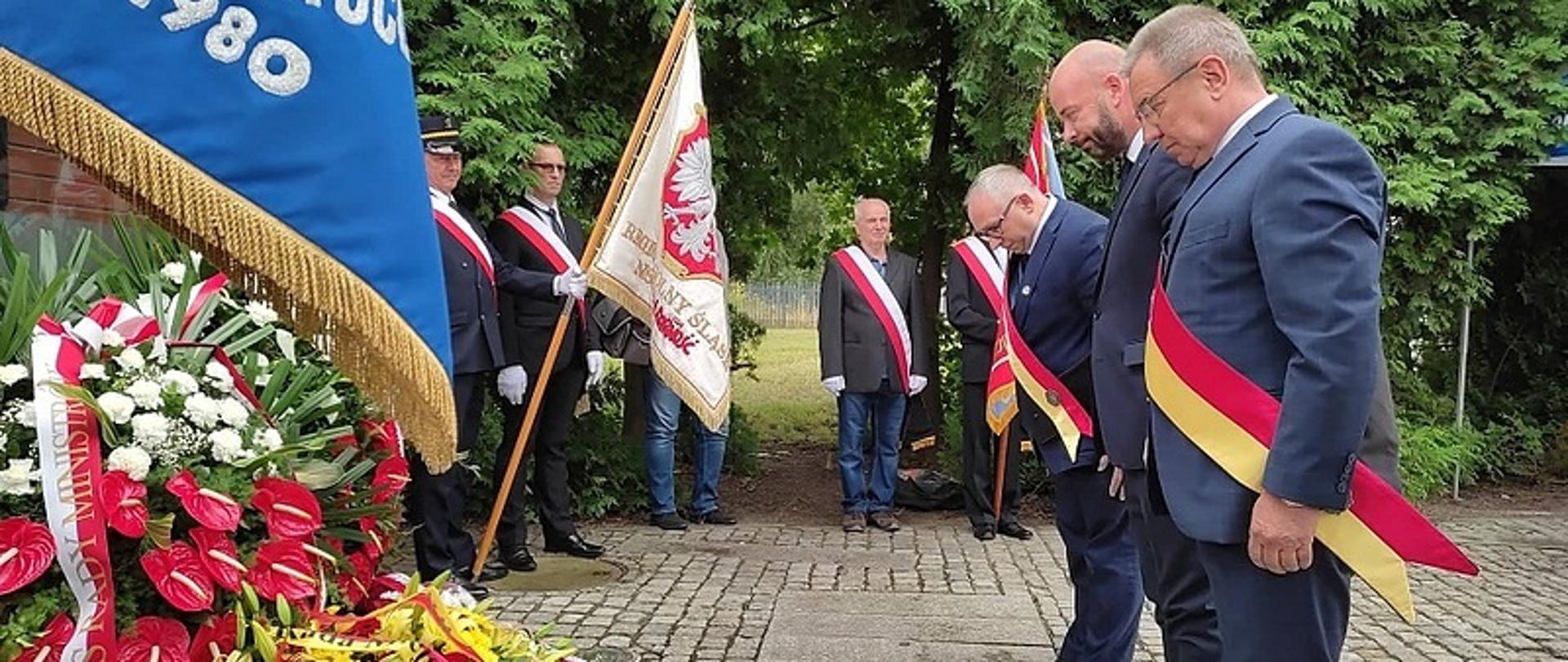 skladanie wieńców pod tablicą pamiatkową