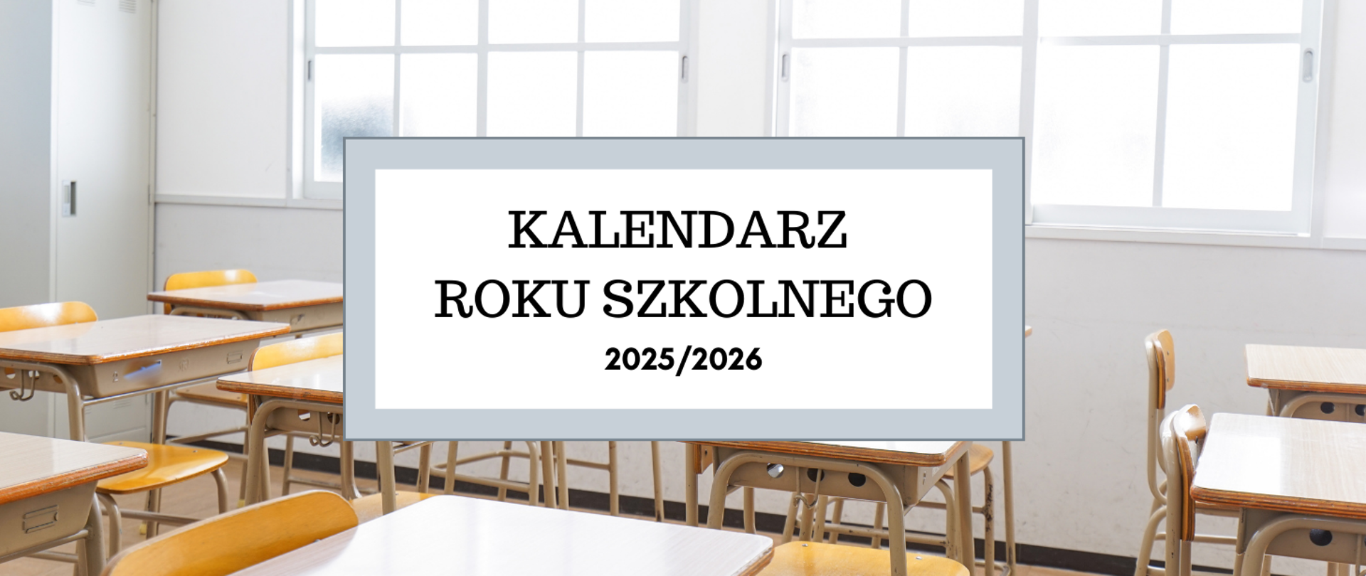 Tło obrazka to grafika szkolnej sali lekcyjnej, w której stoją jednoosobowe stoliki, a przy nich krzesła. W oddali okno. W centralnej części obrazka szara ramka z czarnym napisem "kalendarz roku szkolnego 2025/2026".