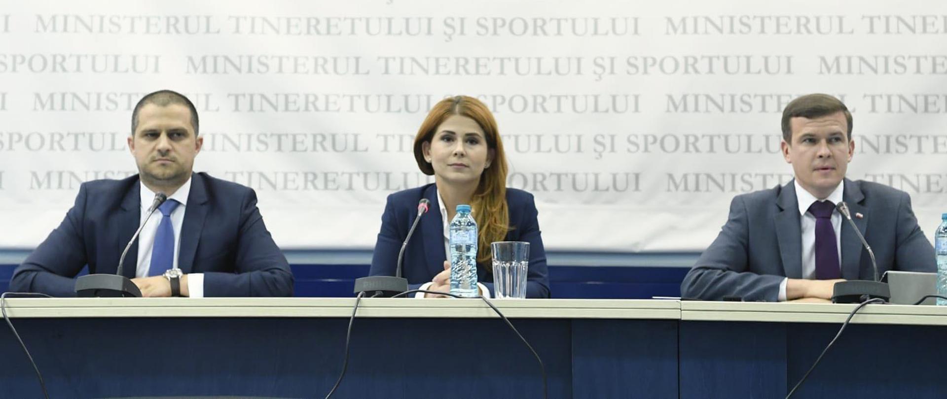 Ministrowie podczas wizyty Witolda Bańki w Rumunii - konferencja