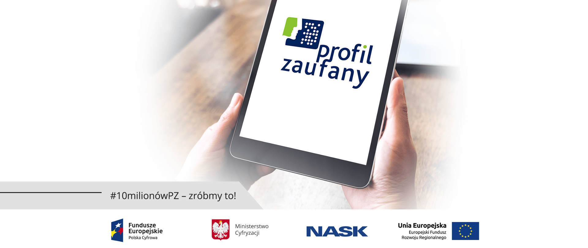 Tablet z napisem Profil Zaufany trzymany przez kobiece dłonie.