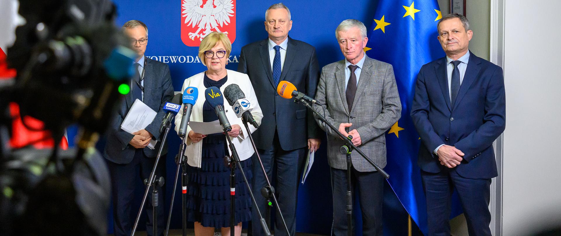 Zdjęcie przedstawia uczestników konferencji prasowej