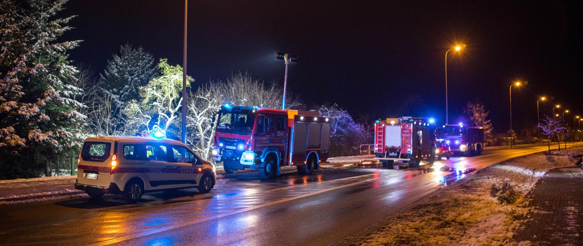 Na zdjęciu widać cztery samochody pożarnicze podczas działań.