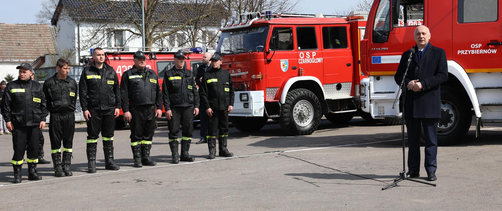 Minister Joachim Brudziński podczas wystąpienia na uroczystości przekazania wozu ratowniczo-gaśniczego Ochotniczej Straży Pożarnej w Przybiernowie w województwie zachodniopomorskim.