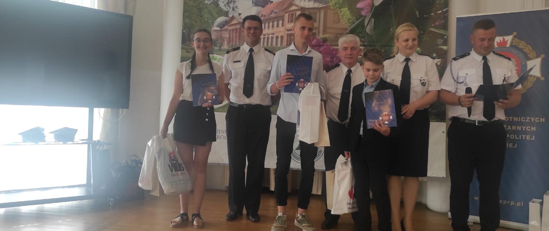 Pamiątkowe zdjęcie finalistów OTWP oraz organizatorów. 