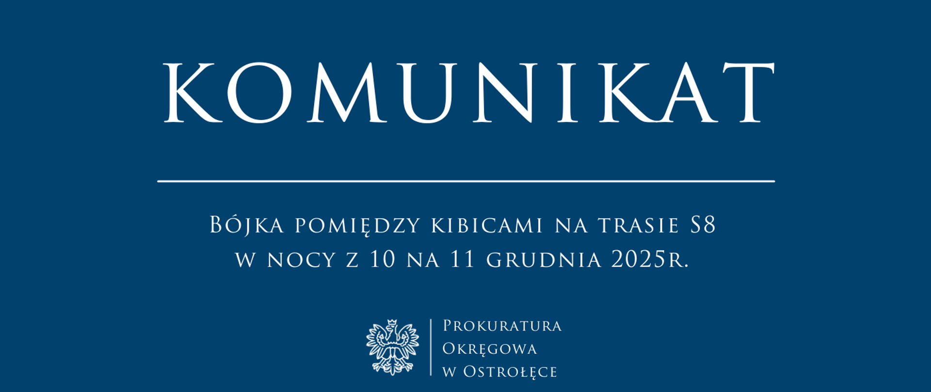 Biały napis Komunikat BÓJKA POMIĘDZY KIBICAMI NA TRASIE S8 W NOCY Z 10 NA 11 GRUDNIA 2025R. na niebieskim tle.