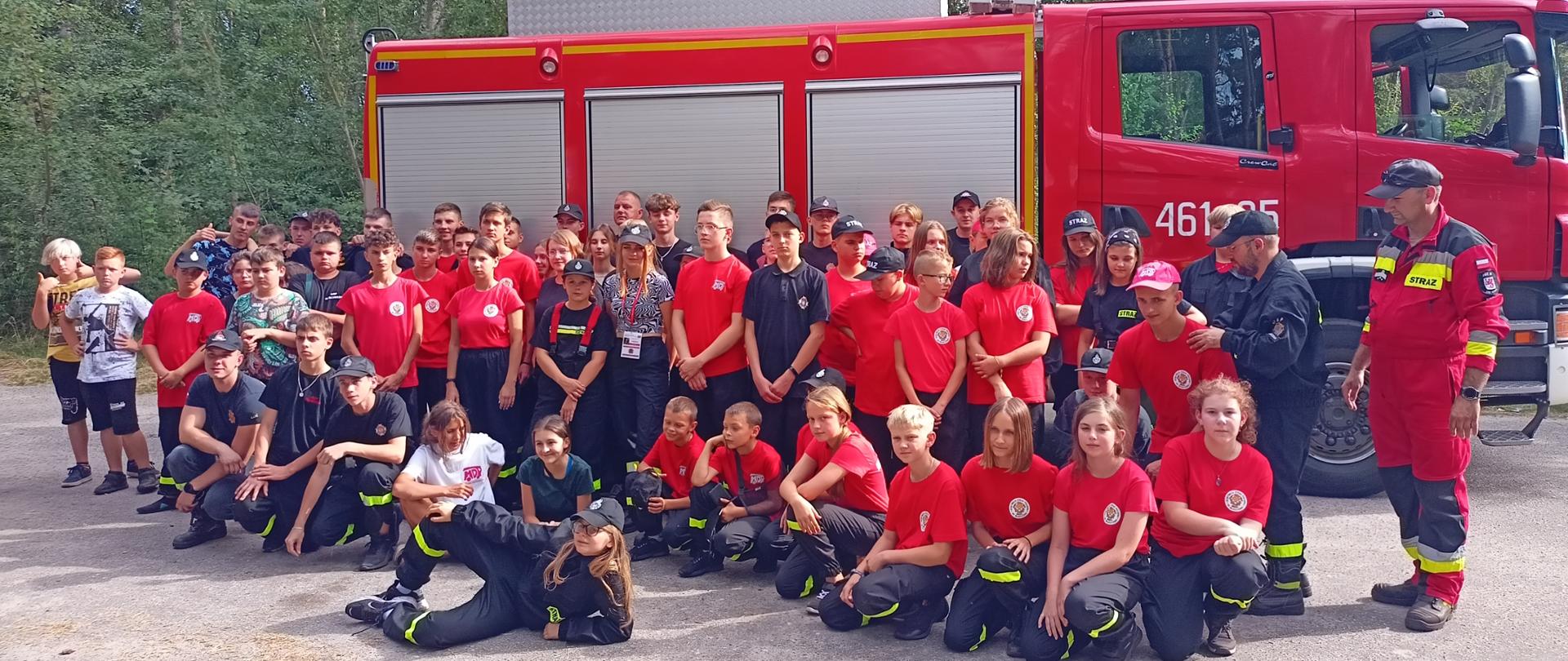 Zdjęcie młodzieży na tle pojazdu PSP