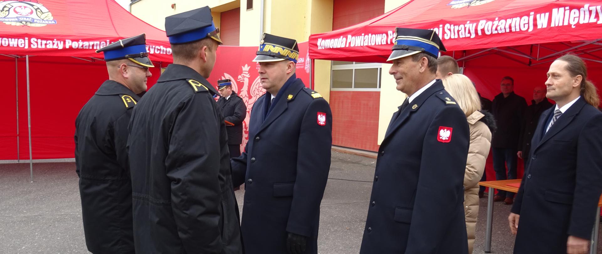 Na zdjęciu widać Wielkopolskiego Komendanta Państwowej Straży Pożarnej, Komendanta Państwowej Straży Pożarnej w Międzychodzie oraz Starostę Międzychodzkiego. W tle namiot KP PSP Międzychód.