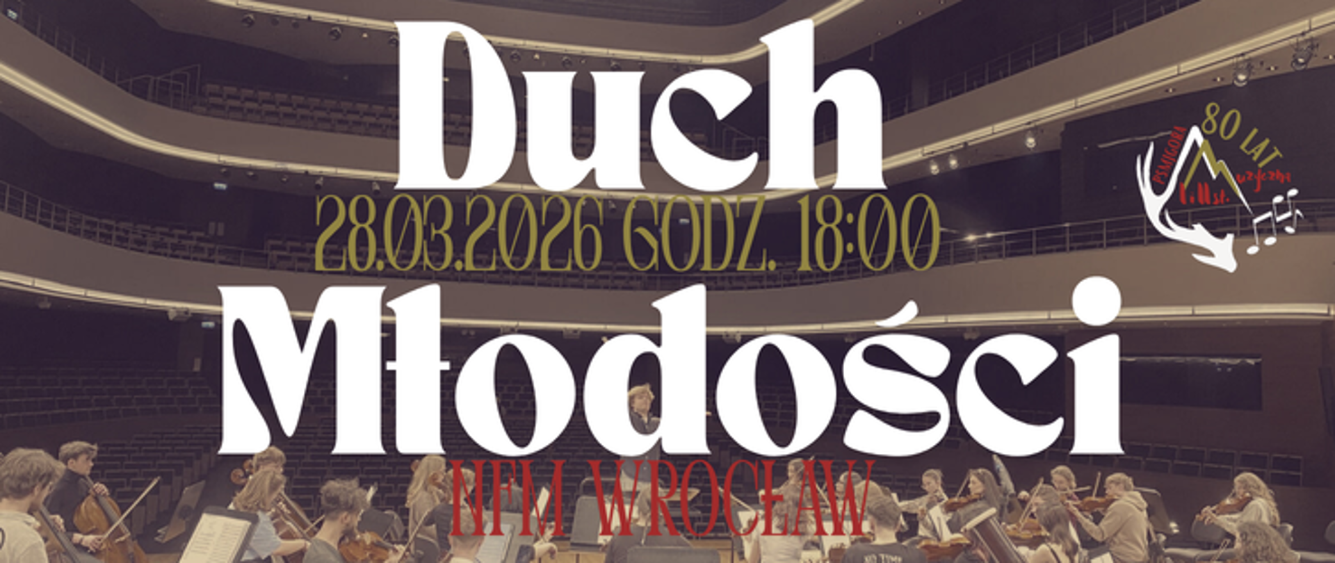 Plakat zapowiada wydarzenie muzyczne zatytułowane Duch Młodości, które odbędzie się 28 marca 2026 roku o godzinie 18:00. Jako miejsce koncertu wskazano NFM Wrocław, czyli Narodowe Forum Muzyki. Tło grafiki stanowi zdjęcie młodych muzyków orkiestry smyczkowej, którzy ćwiczą na instrumentach wewnątrz dużej, wielopoziomowej sali koncertowej. W górnym rogu widnieje białe logo z napisem 80 lat, symbolem gór oraz nutami. Napis z tytułem koncertu jest największy i ma biały kolor, data została zapisana ozdobną, złotą czcionką, a nazwa miasta ma kolor czerwony. Całość jest utrzymana w ciepłej, brązowej kolorystyce.