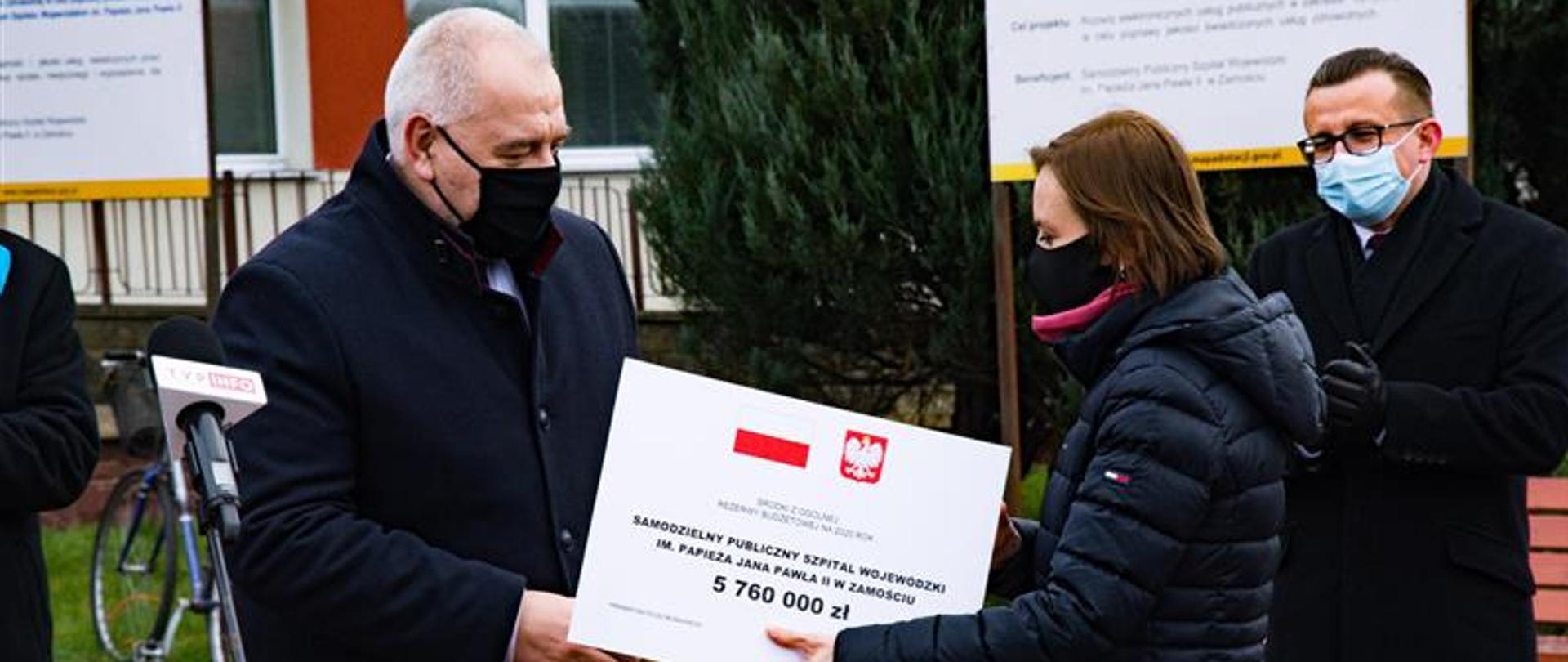 Wicepremier wręcza symboliczny czek.