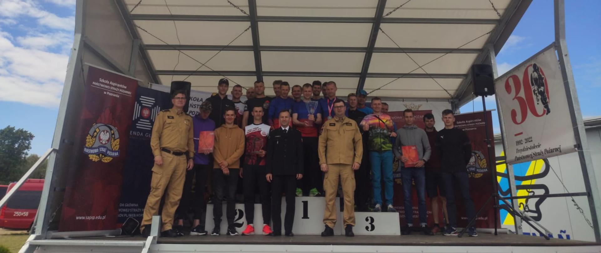 Uczestnicy wygranych zawodów 30 kilometrów na 30-lecie Państwowej Straży Pożarnej na podium