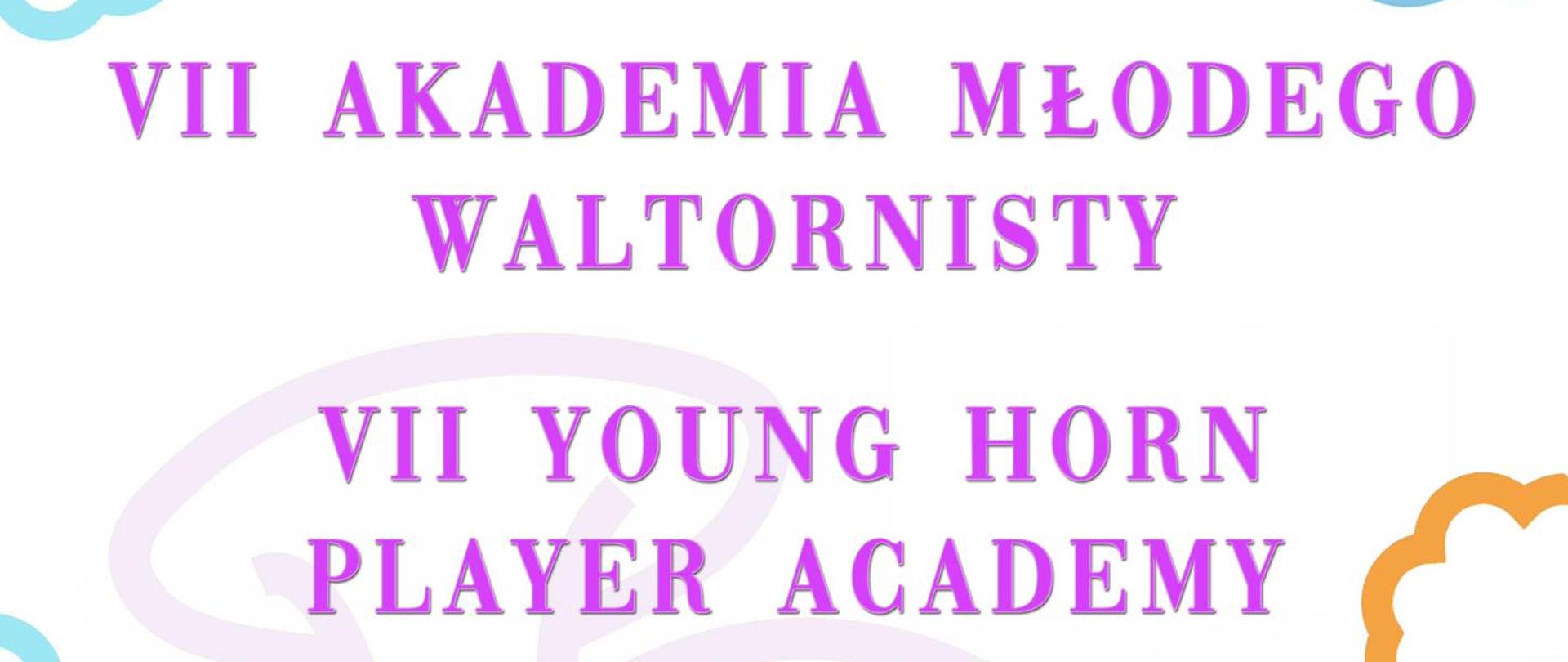 Na białym tle kolorowe symbole chmur i grafika waltorni. W dolnym lewym rogu kolorowa grafika ucznia z waltornią. Po prawej stronie informacje o miejscu wydarzenia. 