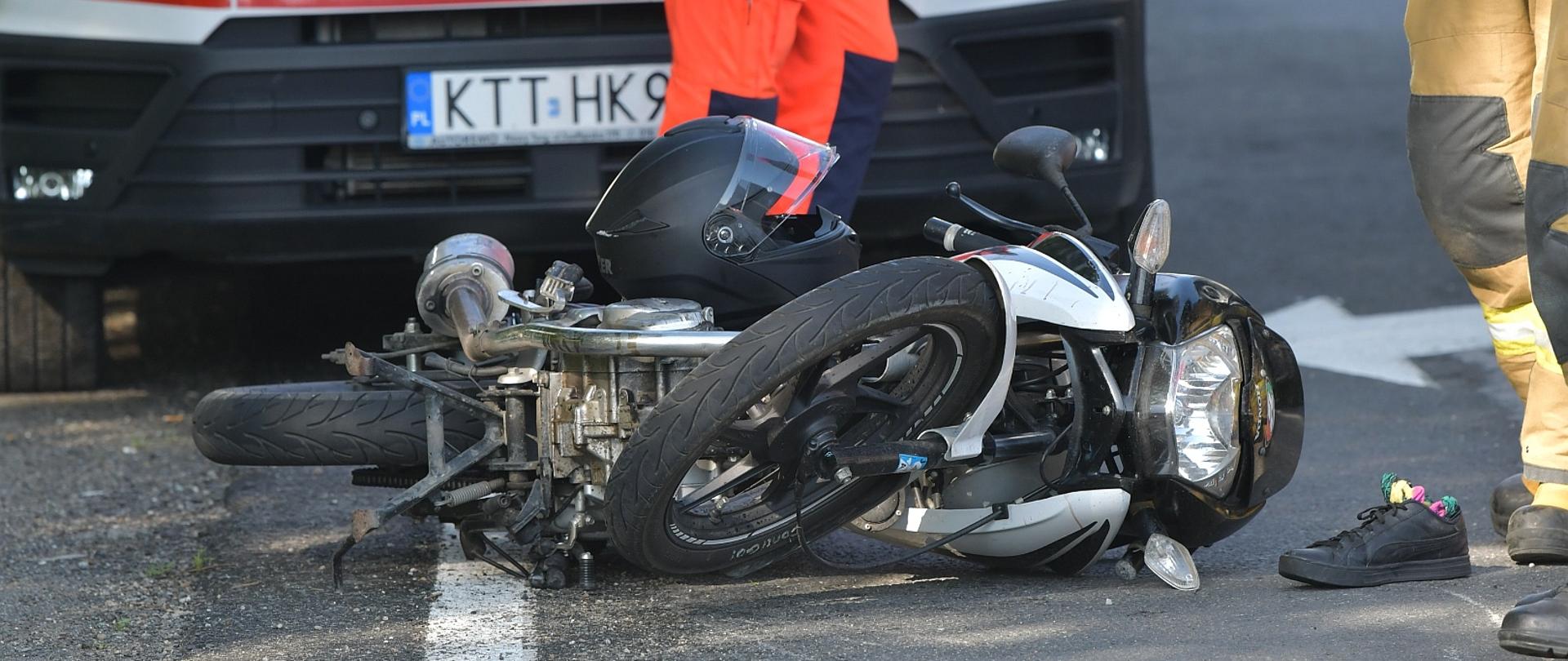 Kolizja motocyklisty z samochodem osobowym.