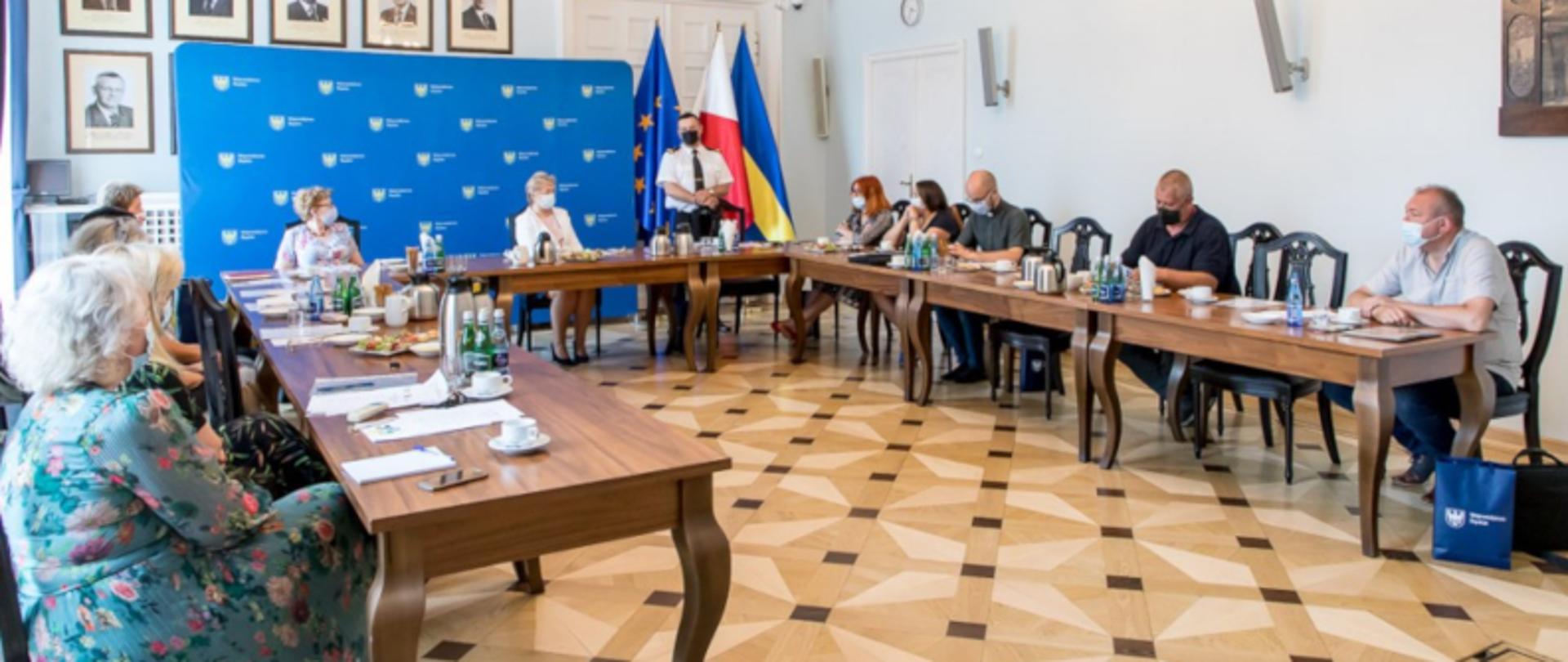 przy stole w kształcie litery U siedzą uczestnicy Posiedzenia Rady Działalności Pożytku Publicznego Województwa Śląskiego
