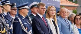 Wojewoda stoi w szeregu razem z innymi funkcjonariuszami 